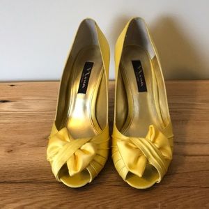 Nina Forbes pee-toe satin pump in canary luster